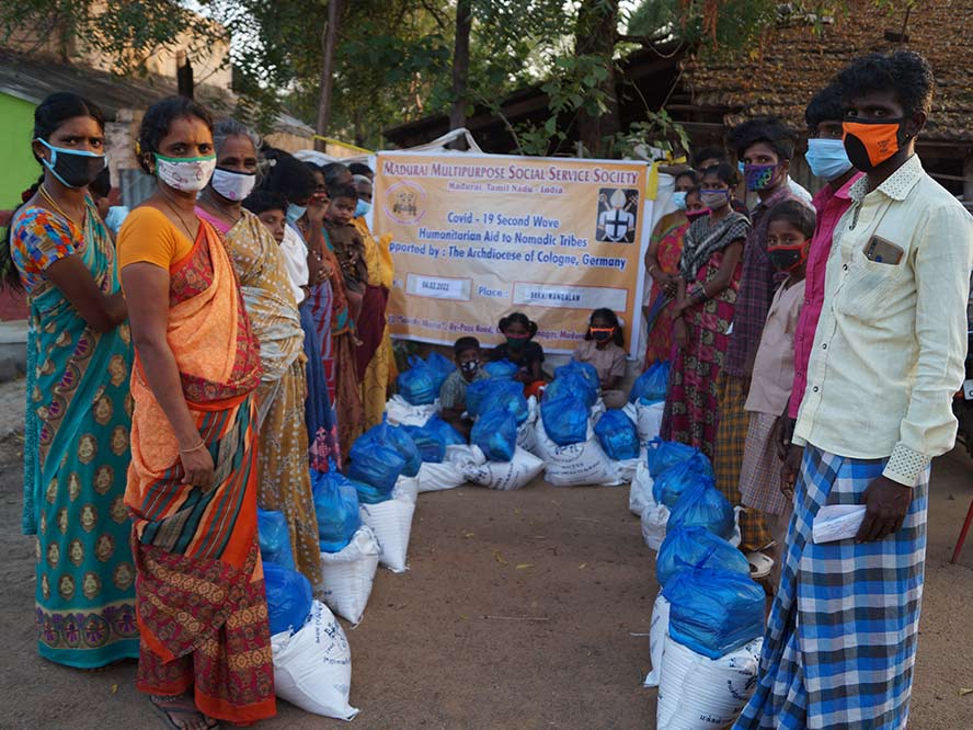 Families-of-snake-charmers-at-sakkimangalam-with-the-relief-materials