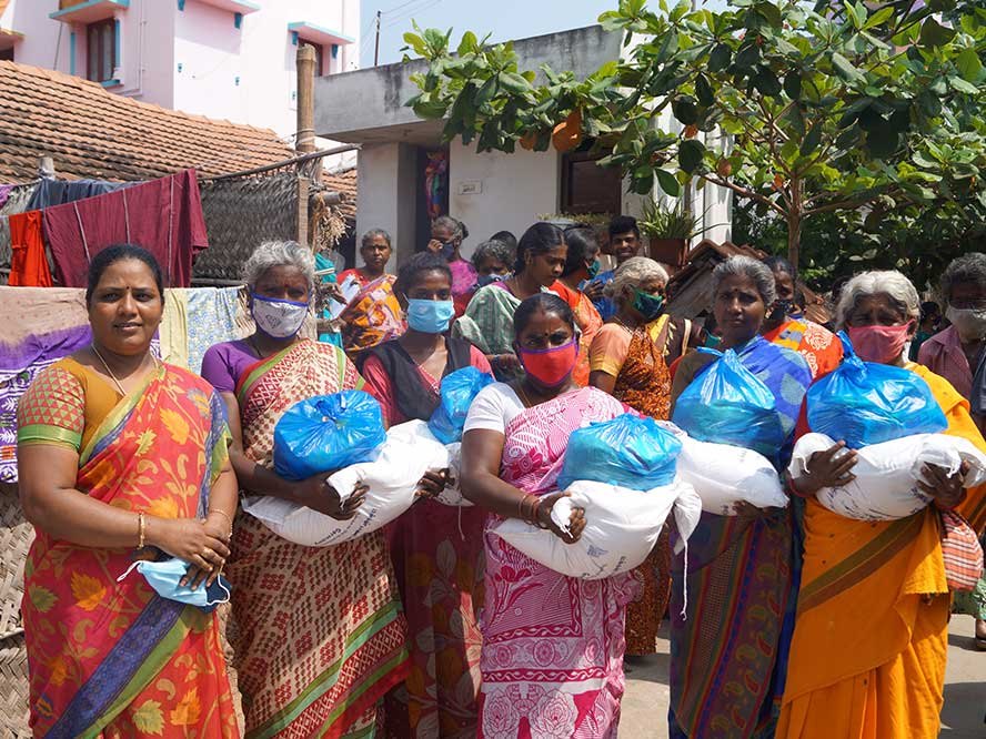 Nomadic-tribes-at-sathyamoorthy-nagar-holding-the-humanitarian-aid-close-to-their-chests