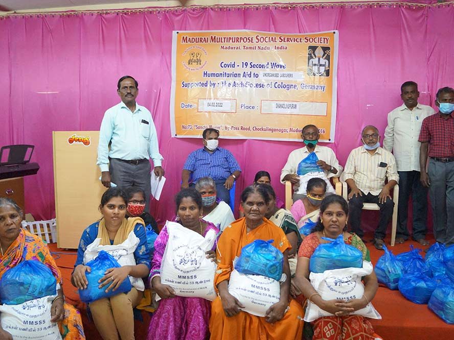 Unorganised-Labourers-at-Gnanvoulipuram-with-the-relief-material-packages